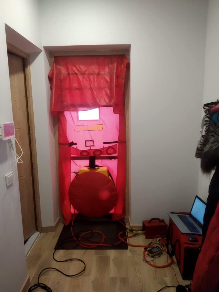 Į įšorines namo duris įmontuota ir sandarumo testui atlikti paruošta įranga.