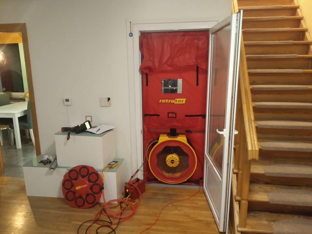Į įšorines namo duris įmontuota ir sandarumo testui atlikti paruošta įranga.