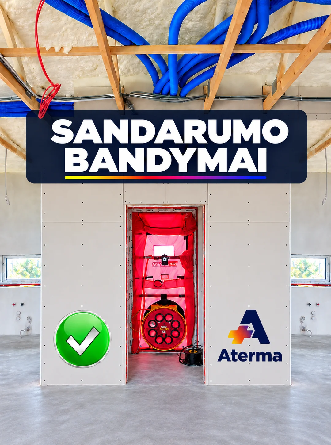 Sandarumo bandymo įranga durų angoje, užrašas „Sandarumo bandymai“ ir „Aterma“ logotipas